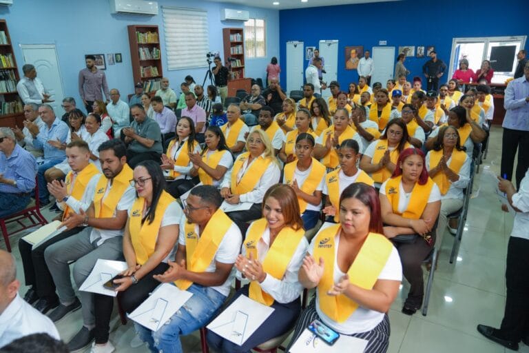 Graduates of the Tamboril Tobacco School receiving certification from INFOTEP and PROCIGAR
