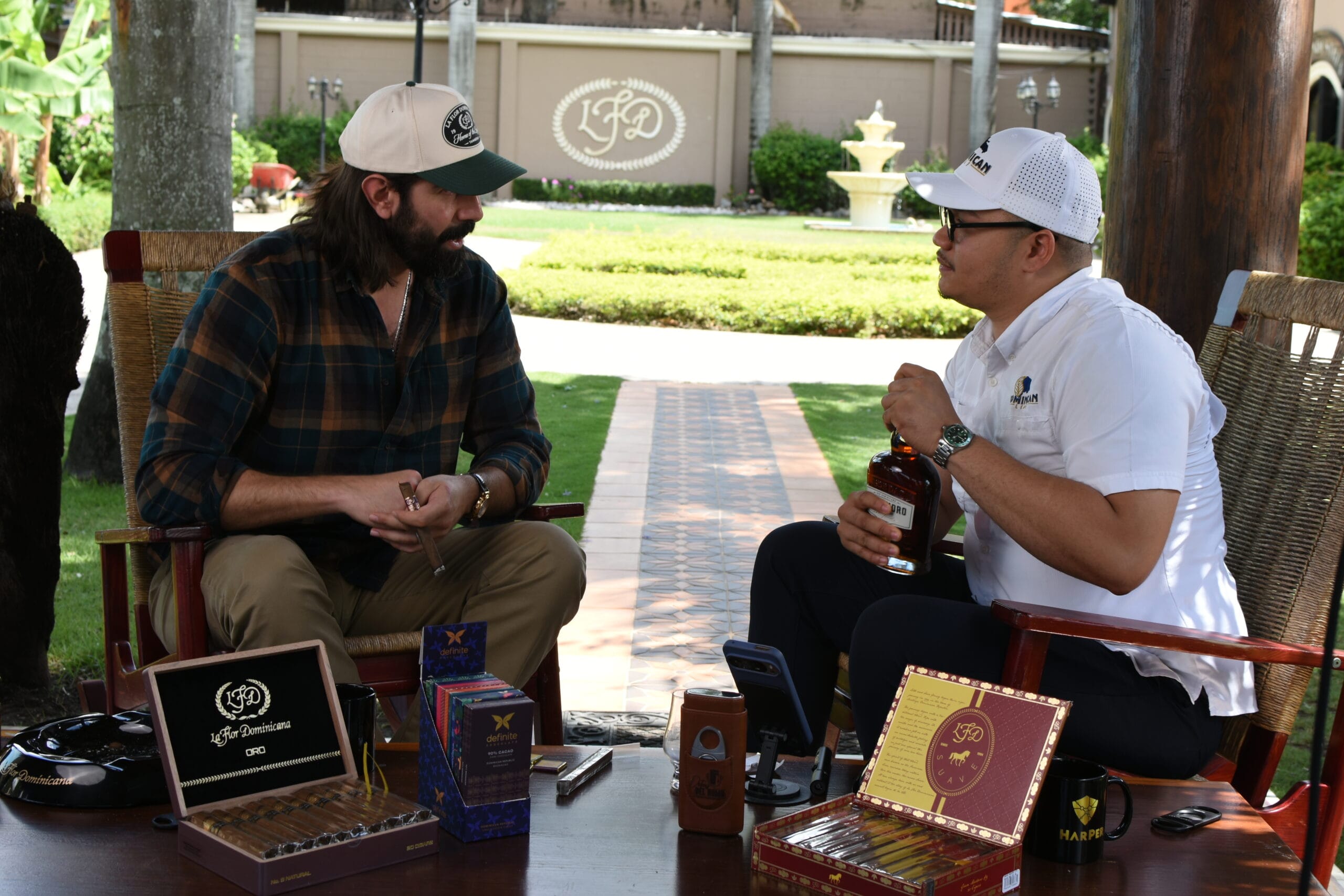Raudy Jiménez interviews Tony Gomez of La Flor Dominicana for the Detrás del Humo podcast